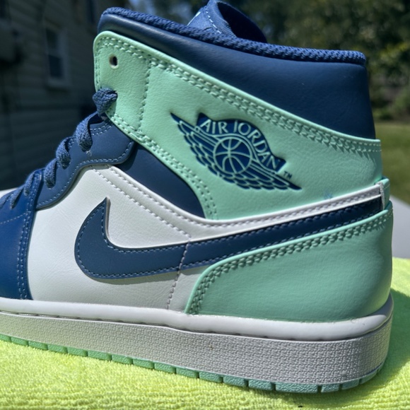 Size 9.5 - Nike Air Jordan 1 Mid Mystic Mens Navy Mint White Sneaker 554724-413 - Picture 12 of 16